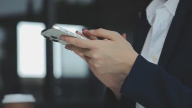 Cep telefonu kullanan iş kadını