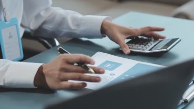 hesap makinesi kullanma office iş adamı