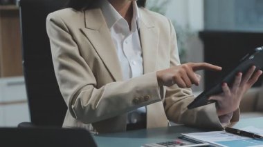 Ofiste tablet bilgisayarla çalışan iş kadını