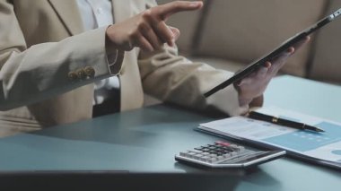 Genç işadamı ofiste çalışıyor.