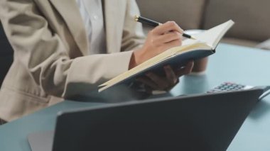 Ofisteki genç adam.