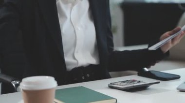 ofiste çalışan iş adamı