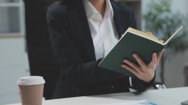 Ofis masasında çalışan iş kadını tablet bilgisayar, mali muhasebe ve iş planı kavramı kullanıyor.