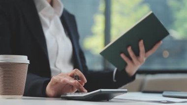 Görevdeki genç bayan.