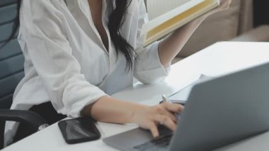 Dizüstü bilgisayarda çalışan iş kadını