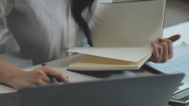 Boş ekranlı bir kadın el yazısı. iş kavramı.