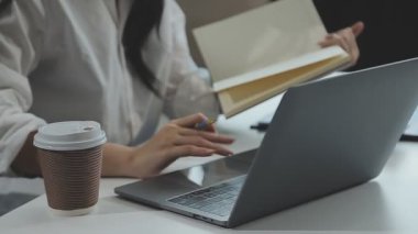 Dizüstü bilgisayar kullanan kadın