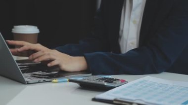 iş adamı elinde hesap makinesi