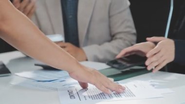 İş adamı ve iş kadını toplantıda iş planını tartışıyor