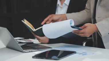 İş ekibi toplantısı yeni bir başlangıç projesi üzerinde çalışıyor, verileri tartışıyor ve analiz ediyor çizelgeler ve grafikler. İş finans ve muhasebe kavramı.