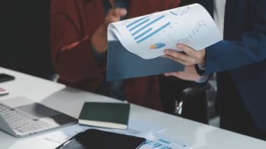 İş ekibi toplantısı yeni bir başlangıç projesi üzerinde çalışıyor, verileri tartışıyor ve analiz ediyor çizelgeler ve grafikler. İş finans ve muhasebe kavramı.