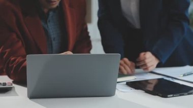 İş ekibi toplantısı yeni bir başlangıç projesi üzerinde çalışıyor, verileri tartışıyor ve analiz ediyor çizelgeler ve grafikler. İş finans ve muhasebe kavramı.