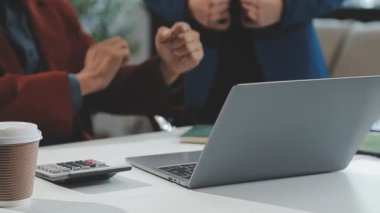 Yakın plan - modern kafede dizüstü bilgisayarla çalışan iş adamlarının görüntüsü