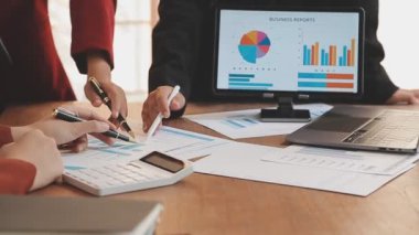 İş ekibi toplantısı yeni bir başlangıç projesi üzerinde çalışıyor, verileri tartışıyor ve analiz ediyor çizelgeler ve grafikler. İş finans ve muhasebe kavramı.