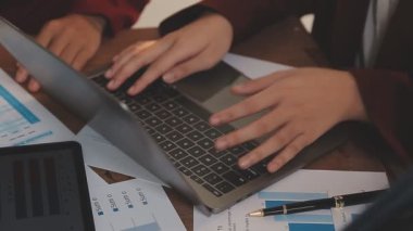 Ofiste çalışan iş adamı