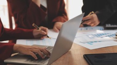 İş ekibi toplantısı yeni bir başlangıç projesi üzerinde çalışıyor, verileri tartışıyor ve analiz ediyor çizelgeler ve grafikler. İş finans ve muhasebe kavramı.