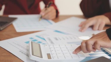 İş ekibi toplantısı yeni bir başlangıç projesi üzerinde çalışıyor, verileri tartışıyor ve analiz ediyor çizelgeler ve grafikler. İş finans ve muhasebe kavramı.