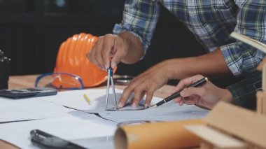 ofiste çalışan mimar