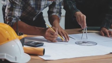 Planla çalışan bir mimar