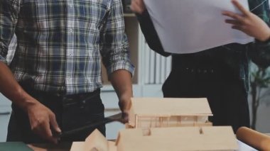 Ofisteki planlar üzerinde çalışan mimar mühendisi.