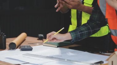 Genç Asyalı mühendis mühendis ya da mimar inşaat alanı, mühendislik ve inşaat konsepti projeleriyle çalışıyor.,