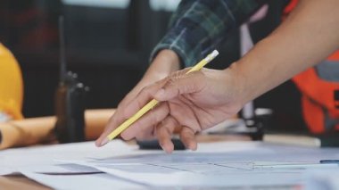 İnşaat projesiyle birlikte proje üzerinde çalışan mühendis.