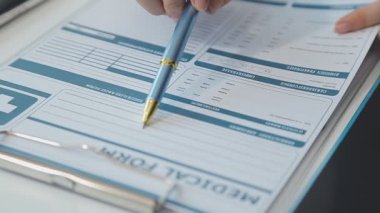 Doktor 'un ellerinde tıbbi reçete var.