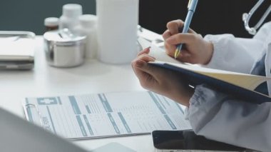 kadın doktor hastane ofisinde çalışan.