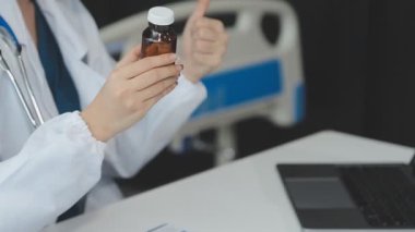 Doktor el hapları tutuyor.