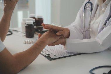 Ev bakımı hemşiresi ve yaşlılar kardiyoloji sağlık hizmetleri. Genç İspanyol kadın doktor hemşirenin yakın çekimleri sırasında steteskop kullanarak olgun beyaz hasta kalp atışlarını kontrol et.