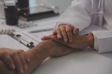 Ev bakımı hemşiresi ve yaşlılar kardiyoloji sağlık hizmetleri. Genç İspanyol kadın doktor hemşirenin yakın çekimleri sırasında steteskop kullanarak olgun beyaz hasta kalp atışlarını kontrol et.