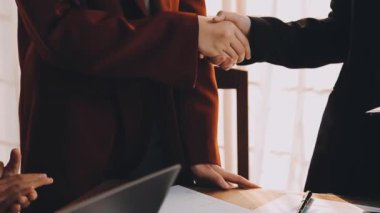 İş adamları sözleşme imzaladıktan sonra el sıkışıyor