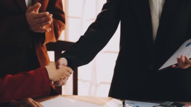 İş kadını iş adamıyla tokalaşıyor