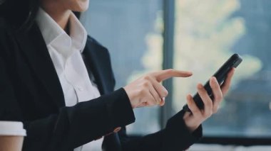 İş kadını ofiste tablet kullanır, iş konsepti