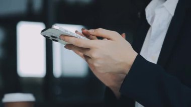 Cep telefonu kullanan iş kadını.