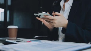 işadamı smartphone üzerinde çalışma