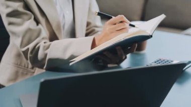 Ofisteki genç iş adamı..