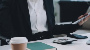 Ofiste dizüstü bilgisayarda çalışan genç bir iş adamı..
