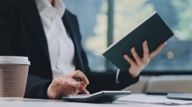 Kapat - ofis masasının bulanık arka planına kadın el yazısı.