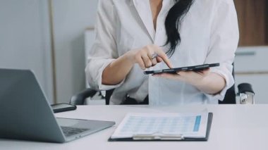 Ofiste bilgisayarla çalışan genç bir kadın.