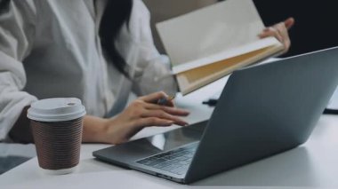 İş kadını ofiste bilgisayar ile çalışma.