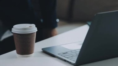 Dizüstü bilgisayar kullanan iş adamı