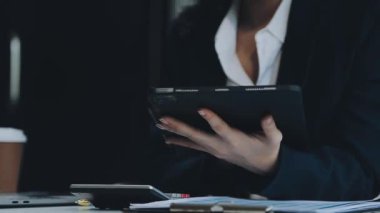 Dijital tabletli genç kadın