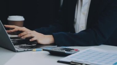 Ofiste belgelerle çalışan genç bir iş kadını. İşadamı ofiste çalışıyor. Başarılı iş kavramı