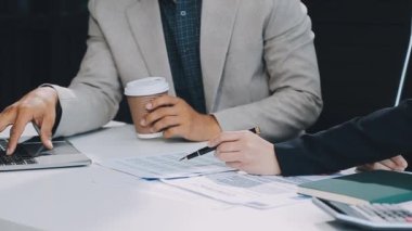 Modern ofiste çalışan iş adamları