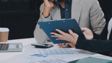 İş adamlarının ellerinin ofiste çalışmasına yakından bakın..