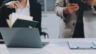 yakın plan - ofiste çalışan işadamının görüntüsü