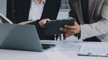 İş adamları birlikte çalışıyor.