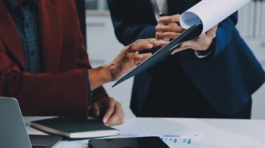 Finans belgeleriyle çalışan işadamları