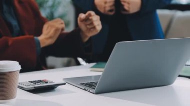 Dizüstü bilgisayarı olan bir iş adamı